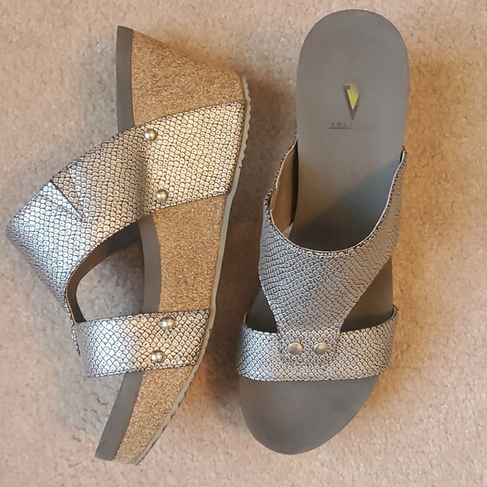 Volatile metallic silver platform sandals size 10